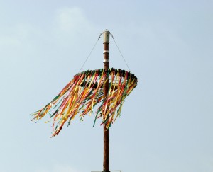 Bunte Bänder zieren dern Maibaum (1280x1040)